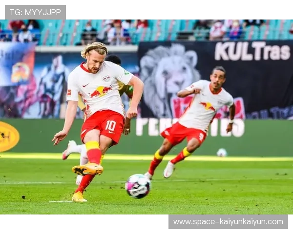 格鲁吉亚边锋克瓦拉茨赫利亚近8场造8球,状态火热。 格鲁吉亚边锋克瓦拉茨赫利亚近8场造8球,状态火热。