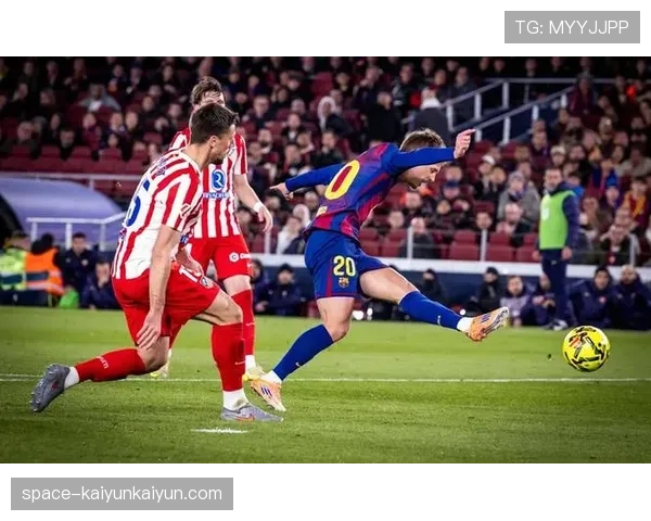 特写：在诺坎普打入绝杀球后，费兰-托雷斯冲向看台与患病小球迷庆祝