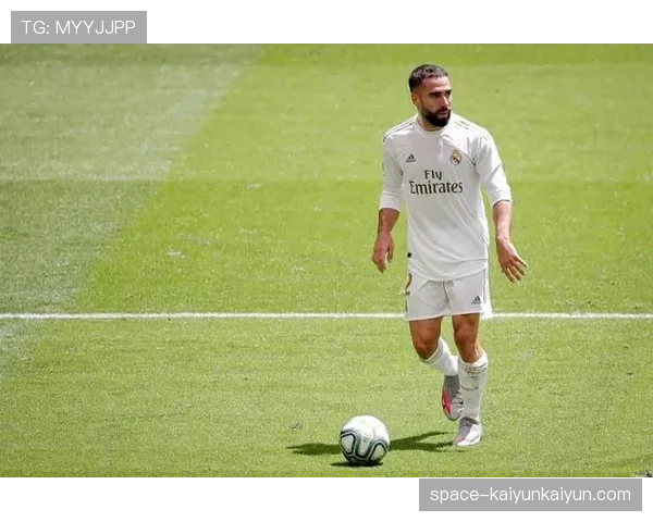 特写：伤愈复出的斯卡尔维尼打入制胜球后，与亚特兰大小球迷相拥